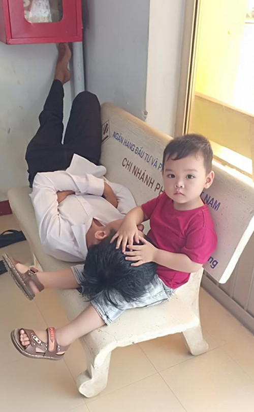 Gương mặt của bé trai khi trông cậu.