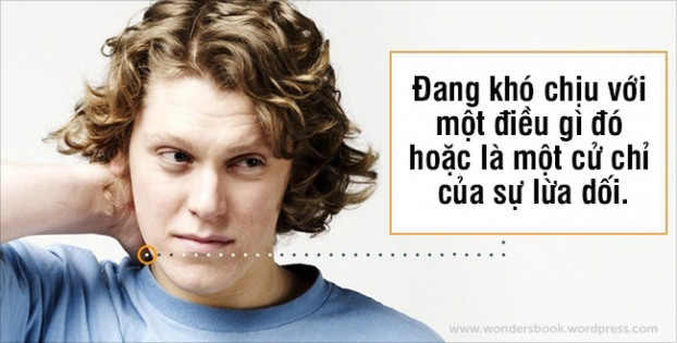  Nếu một người đặt tay ra sau gáy, điều đó thể hiện họ đang khó chịu hoặc đang lừa dối bạn 