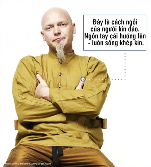  Tư thế ngồi này thể hiện đối phương là người kín đáo và chưa sẵn sàng cởi mở với bạn 