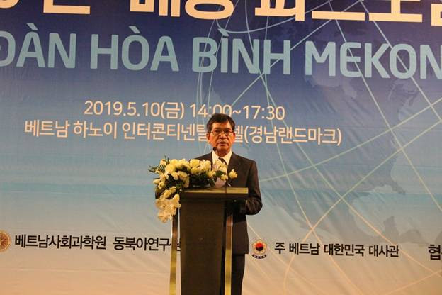 PGS. TS Phạm Hồng Thái, Viện trưởng Viện Đông Bắc Á đọc lời chào mừng tại Diễn đàn PGS. TS Phạm Hồng Thái, Viện trưởng Viện Đông Bắc Á đọc lời chào mừng tại Diễn đàn