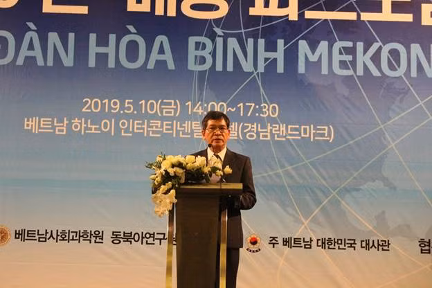 PGS. TS Phạm Hồng Thái, Viện trưởng Viện Đông Bắc Á đọc lời chào mừng tại Diễn đàn