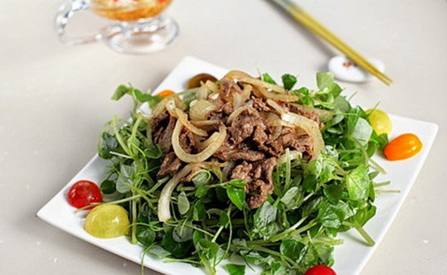 Loài rau ở Việt Nam cho gia súc ăn nhưng ở các nước châu Âu là  Loài rau ở Việt Nam cho gia súc ăn nhưng ở các nước châu Âu là