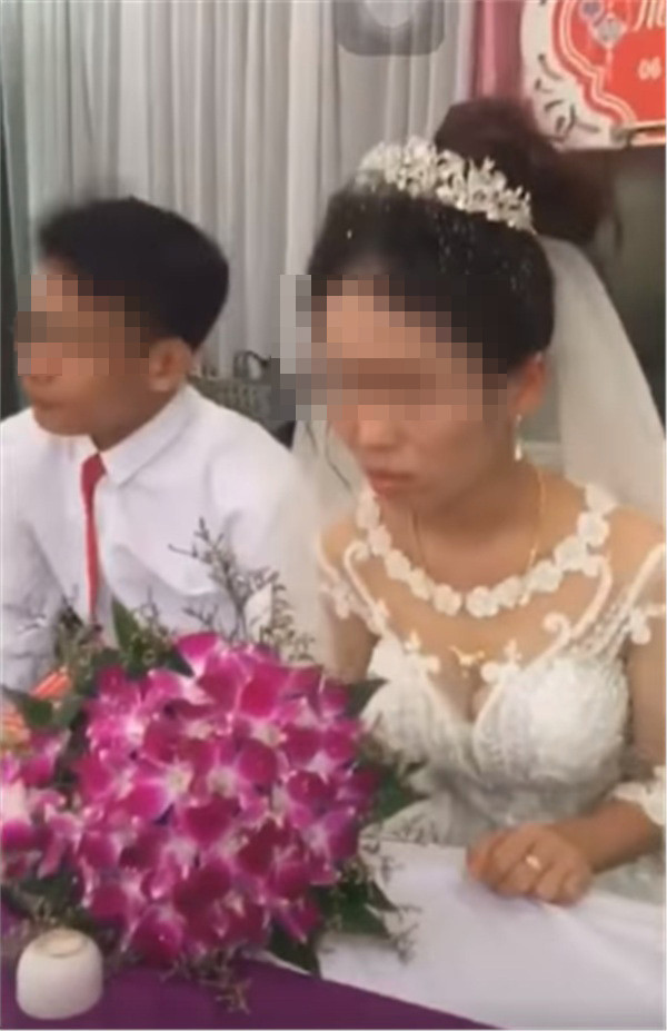 Hàng xóm sát vách hé lộ sự thật gây SHOCK: Vì sao cô dâu trẻ tức giận hất tay chồng không cho hôn trong đám cưới?-2