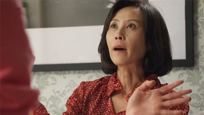 Xem xong cuốn sổ ghi chép chi tiêu của con dâu, bà Thúy bối rối và từ đó không chê bai con dâu phung phí nữa. (Ảnh minh họa).