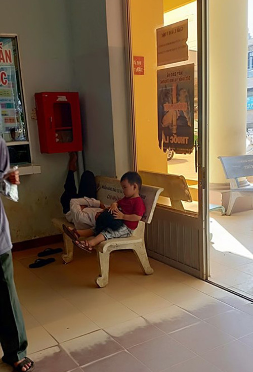 Cháu ơi, trông cho cậu ngủ xíu nhé.