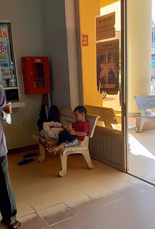 Cháu ơi, trông cho cậu ngủ xíu nhé.