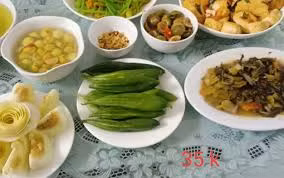 Sự thật lại quá đỗi xót xa sau mâm cơm trưa 10.000 đồng của cô vợ trẻ 