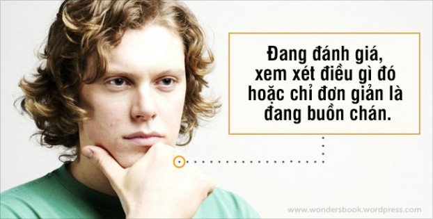  Nếu đối phương sờ cằm, người đó có thể đang suy nghĩ hoặc chỉ đơn giản là buồn chán mà thôi 