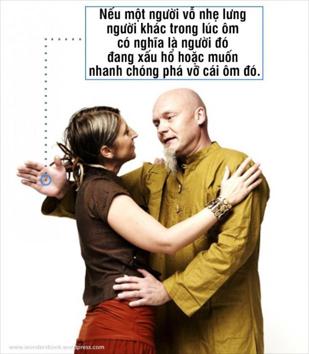  Với một cái ôm xã giao thì hành động vỗ nhẹ vào lưng người khác có thể cho thấy người đó muốn bạn nhanh chóng kết thúc cái ôm đó 