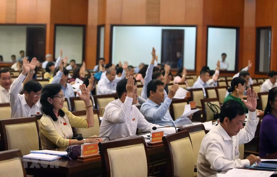 Các đại biểu biểu quyết thông qua các vấn đề thảo luận trong kỳ họp. (Ảnh: Thành Chung/TTXVN).