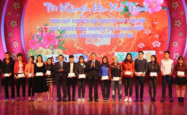 Trao học bổng cho HSSV nghèo vượt khó học giỏi 