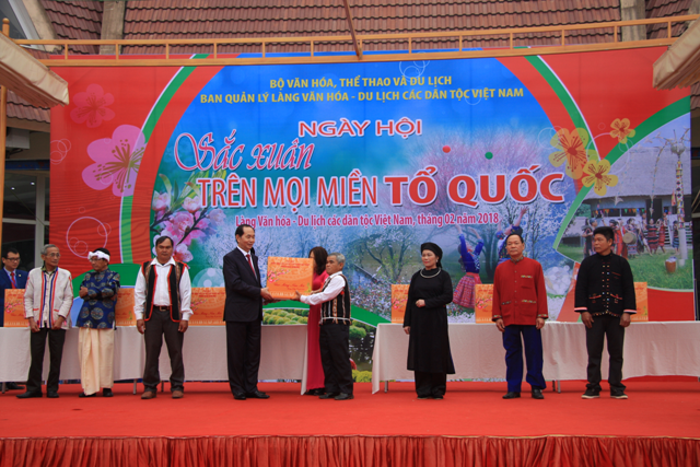 Chủ tịch nước Trần Đại Quang trao tặng quà cho bà con các dân tộc nhân dịp năm mới