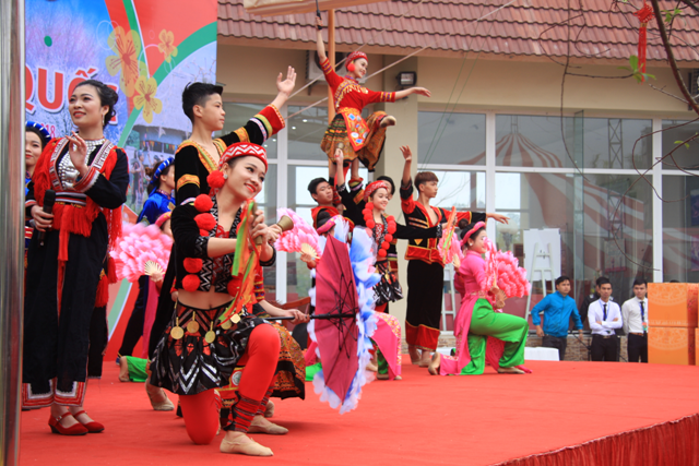 Một tiết mục múa hát trong Ngày hội “Sắc xuân trên mọi miền Tổ quốc”