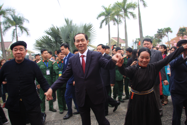 Chủ tịch nước tham dự múa vòng xoè đại đoàn kết dân tộc