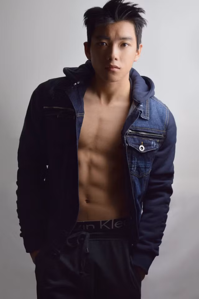 Gác lại sở thích và lợi thế làm người mẫu, Khoa tập trung cho con đường sự nghiệp đã chọn.