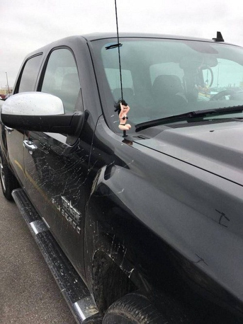 Xế xịn, gái xinh đều có đủ đầy.