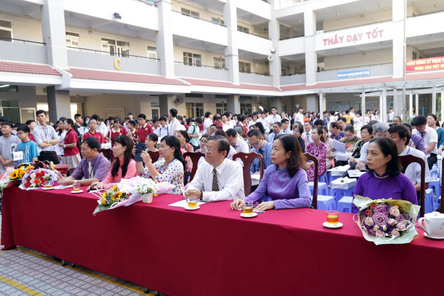 Các đại biểu dự lễ khai mạc