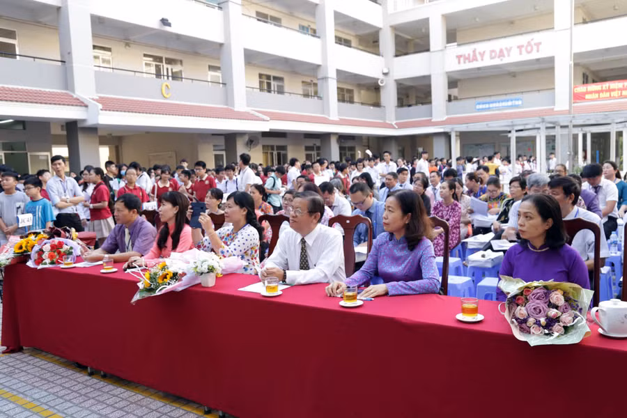 Các đại biểu dự lễ khai mạc