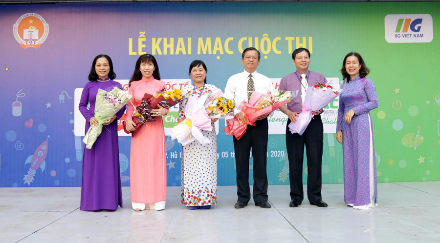 BTC tặng hoa cho đại diện các trường về dự cuộc thi