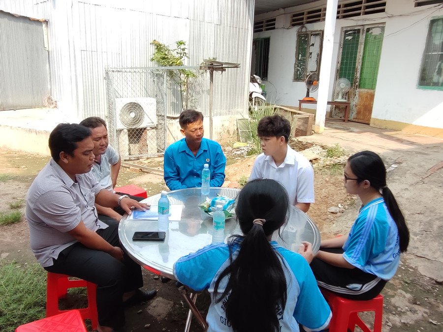 Đoàn công tác Trường ĐH Đồng Tháp đến thăm hỏi và động viên gia đình cô Hạnh.