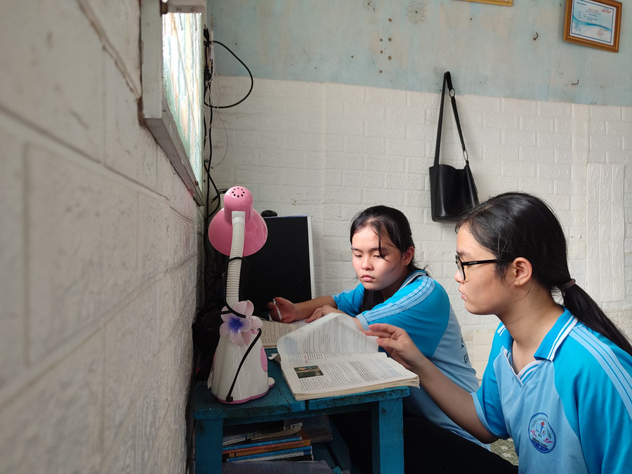 Hai con song sinh của cô Hạnh đang học lớp 9, nén nỗi đau mất mẹ ôn luyện chuẩn bị kỳ thi tuyển sinh 10 sắp tới.