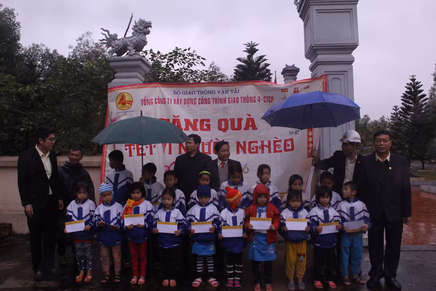 Trao quà cho học sinh nghèo vượt khó tại Hà Tĩnh