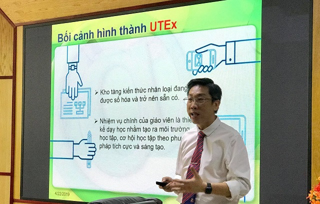 PGS.TS Ngô Anh Tuấn- Giám đốc Hệ thống đào tạo trực tuyến UTEx trình bày việc ra đời của UTEx PGS.TS Ngô Anh Tuấn- Giám đốc Hệ thống đào tạo trực tuyến UTEx trình bày việc ra đời của UTEx