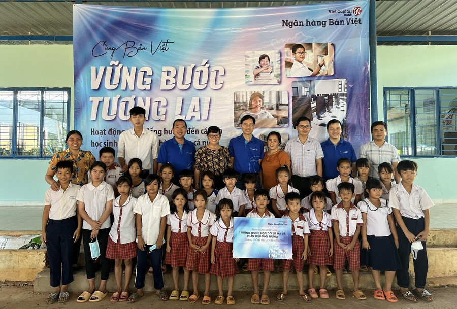 Thầy cô và học sinh điểm trường Suối Tượng, Trường THCS Mã Đà, tỉnh Đồng Nai vui mừng với các trang thiết bị học tập được hỗ trợ.