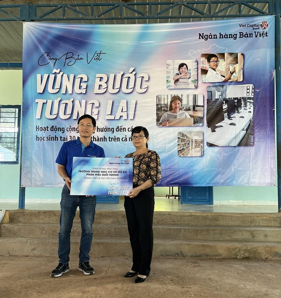 Cô Nguyễn Thị Thanh Tuyền, Hiệu trưởng Trường THCS Mã Đà tiếp nhận tài trợ từ Ngân hàng Bản Việt