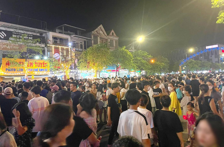 Phố đi bộ thành phố Vinh thu hút hàng nghìn người vào mỗi tối cuối tuần. Phố đi bộ thành phố Vinh thu hút hàng nghìn người vào mỗi tối cuối tuần.