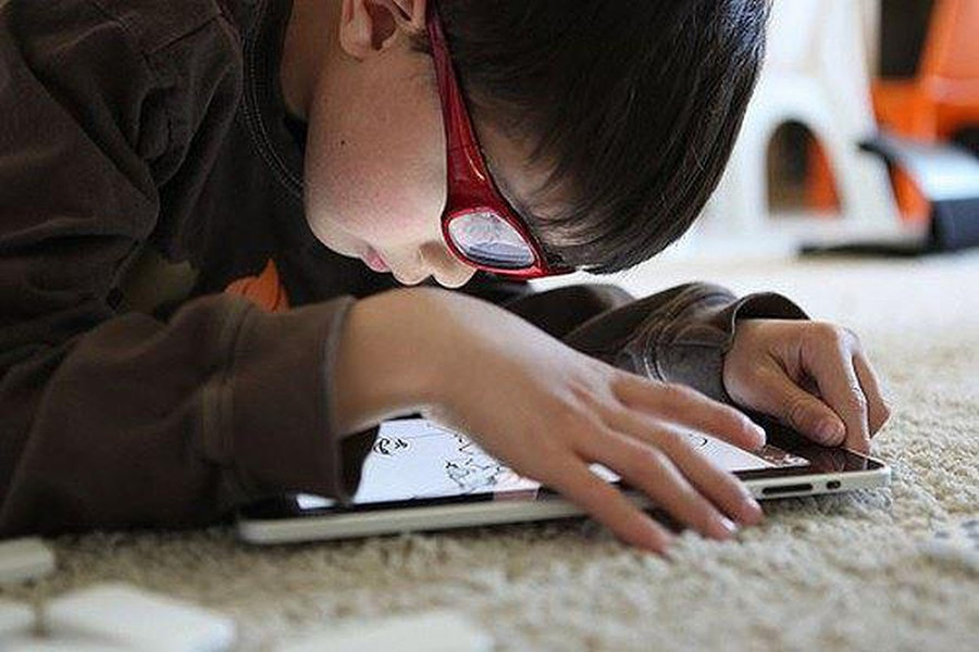 Tiếp xúc với công nghệ số khiến trẻ đối mặt nhiều nguy cơ không tốt. (Ảnh minh họa) Tiếp xúc với công nghệ số khiến trẻ đối mặt nhiều nguy cơ không tốt. (Ảnh minh họa)