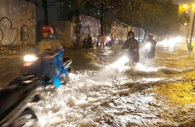 Đường Nguyễn Hữu Cảnh, Quận Bình Thạnh gần như ngập suốt với mức nước ngập 0,5 mét