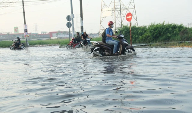 Sáng 26/11, khu vực Quận 2 nhiều tuyến đường như Lương Định Của, Nguyễn Thị Định vẫn mênh mông nước