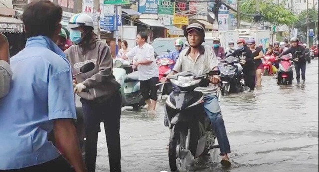 Đến sáng 26/11, nước vẫn ngập khắp nơi, nhiều đoạn đường người dân không thể chạy xe mà chỉ còn cách dắt bộ