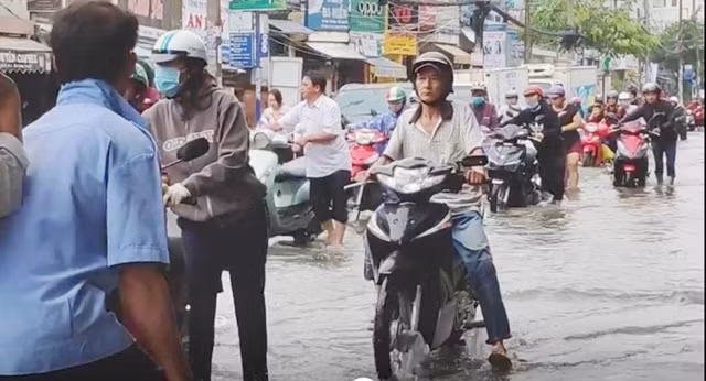 Đến sáng 26/11, nước vẫn ngập khắp nơi, nhiều đoạn đường người dân không thể chạy xe mà chỉ còn cách dắt bộ