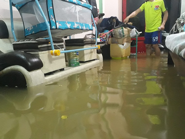 Không ít gia đình ở các quận 2, Thủ Đức, Bình Thạnh đã phải thức trắng đêm để chuyển đồ đạc lên cao khi nước ngập vào nhà nửa mét