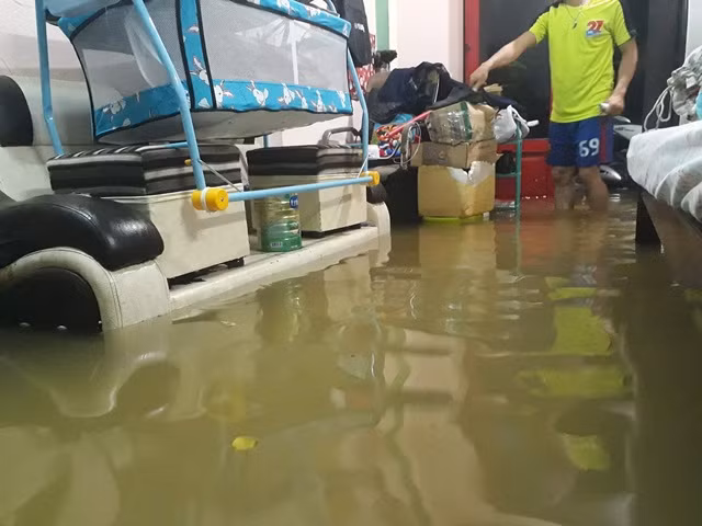 Không ít gia đình ở các quận 2, Thủ Đức, Bình Thạnh đã phải thức trắng đêm để chuyển đồ đạc lên cao khi nước ngập vào nhà nửa mét