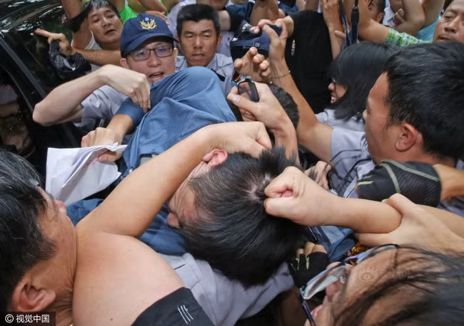 Ngược đãi mèo hoang đến chết, chàng trai bị dân chúng quây đánh trước cửa Tòa án ảnh 9