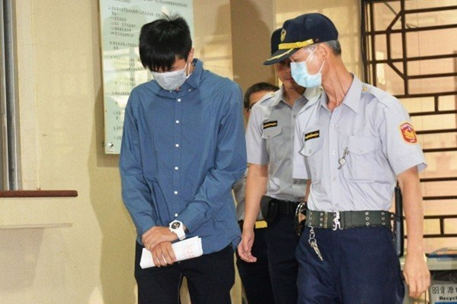 Ngược đãi mèo hoang đến chết, chàng trai bị dân chúng quây đánh trước cửa Tòa án ảnh 2 Trần Hạo Dương xuất hiện trong bộ đồ đơn giản và đeo khẩu trang che kín mặt.