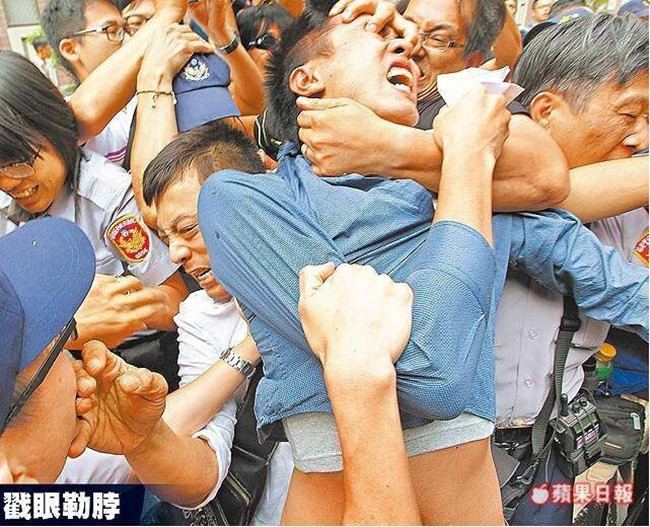 Ngược đãi mèo hoang đến chết, chàng trai bị dân chúng quây đánh trước cửa Tòa án ảnh 7 Ngược đãi mèo hoang đến chết, chàng trai bị dân chúng quây đánh trước cửa Tòa án ảnh 7