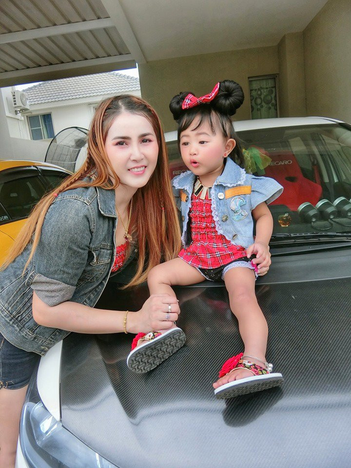 Con gái được khen xinh như búp bê, nhìn sang nhan sắc mẹ mới cực phẩm ảnh 16 con gai duoc khen xinh nhu bup be, nhin sang me moi thay "nga ngua" - 17