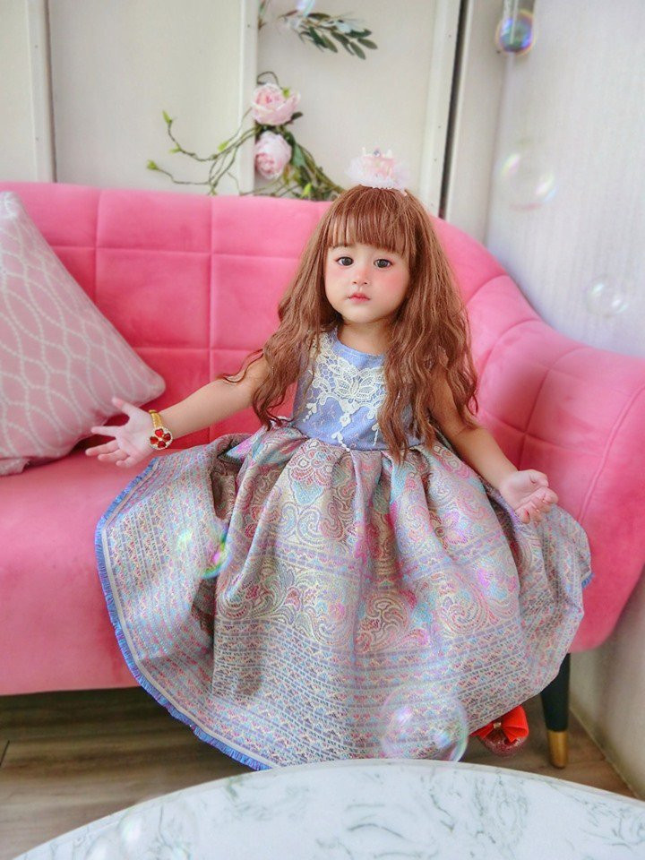 Con gái được khen xinh như búp bê, nhìn sang nhan sắc mẹ mới cực phẩm ảnh 13 con gai duoc khen xinh nhu bup be, nhin sang me moi thay "nga ngua" - 14