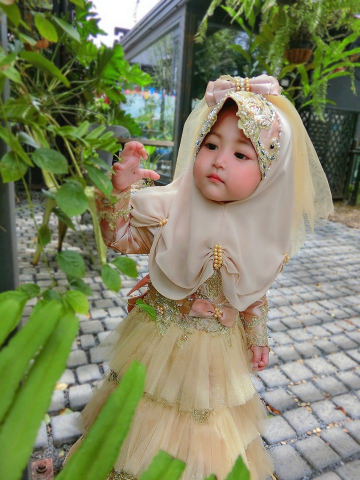 Con gái được khen xinh như búp bê, nhìn sang nhan sắc mẹ mới cực phẩm ảnh 2 con gai duoc khen xinh nhu bup be, nhin sang me moi thay "nga ngua" - 3