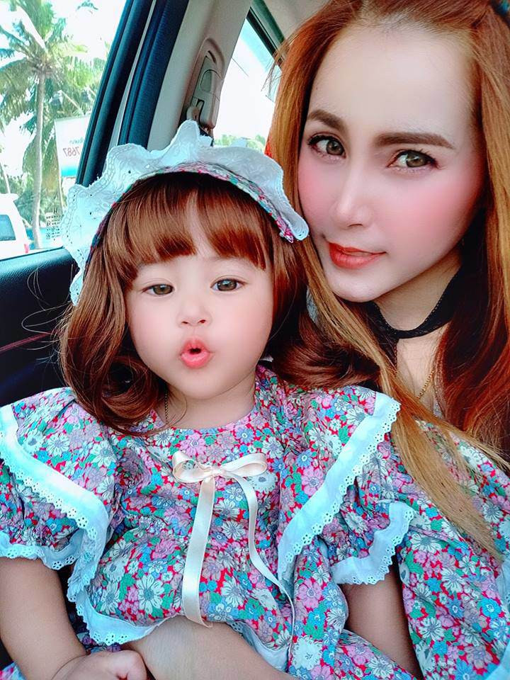 Con gái được khen xinh như búp bê, nhìn sang nhan sắc mẹ mới cực phẩm ảnh 8 con gai duoc khen xinh nhu bup be, nhin sang me moi thay "nga ngua" - 9