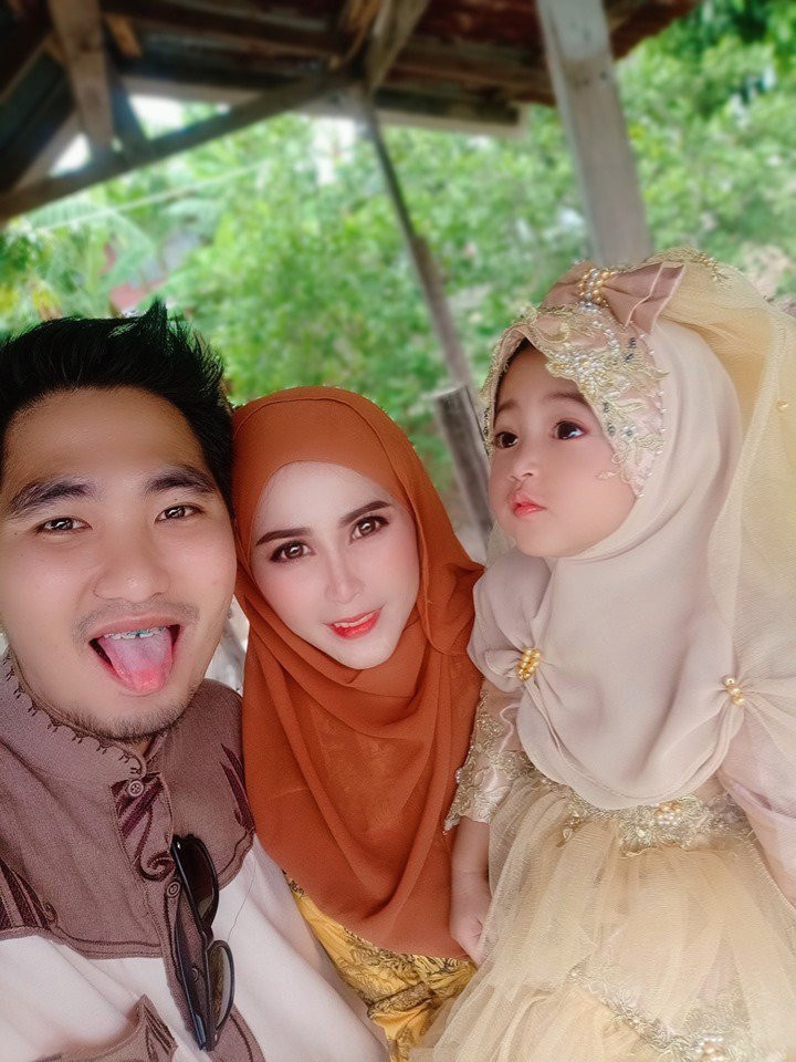 Con gái được khen xinh như búp bê, nhìn sang nhan sắc mẹ mới cực phẩm ảnh 10 con gai duoc khen xinh nhu bup be, nhin sang me moi thay "nga ngua" - 11