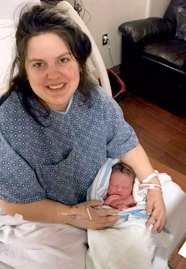 hao hung di sieu am, vua nhin man hinh me so hai: "day khong phai con toi" - 3