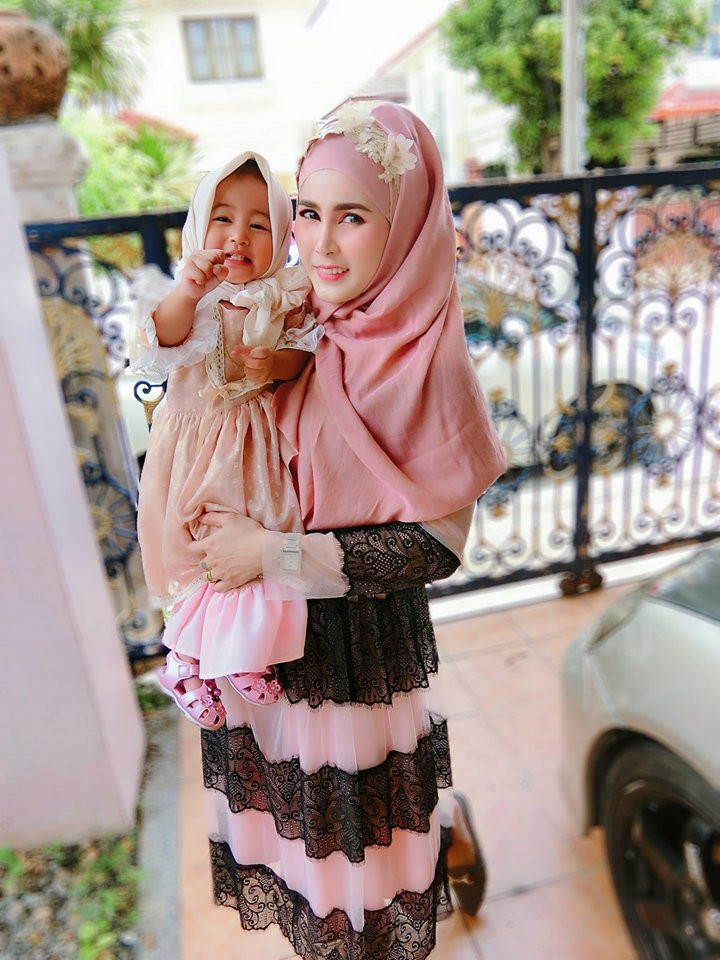 Con gái được khen xinh như búp bê, nhìn sang nhan sắc mẹ mới cực phẩm ảnh 7 con gai duoc khen xinh nhu bup be, nhin sang me moi thay "nga ngua" - 8