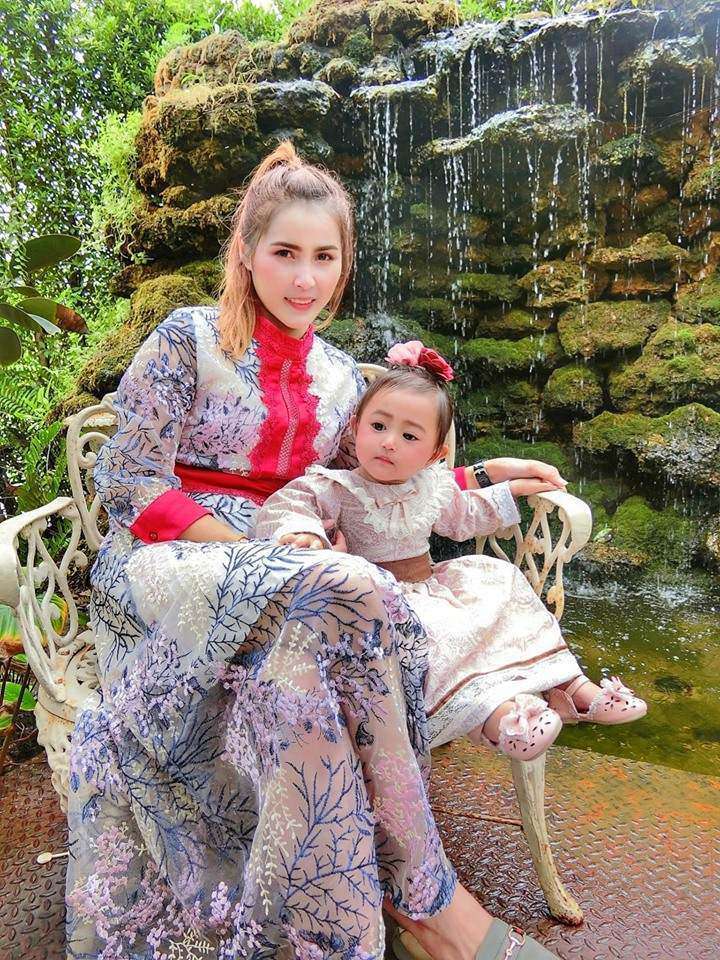 Con gái được khen xinh như búp bê, nhìn sang nhan sắc mẹ mới cực phẩm ảnh 17 con gai duoc khen xinh nhu bup be, nhin sang me moi thay "nga ngua" - 18