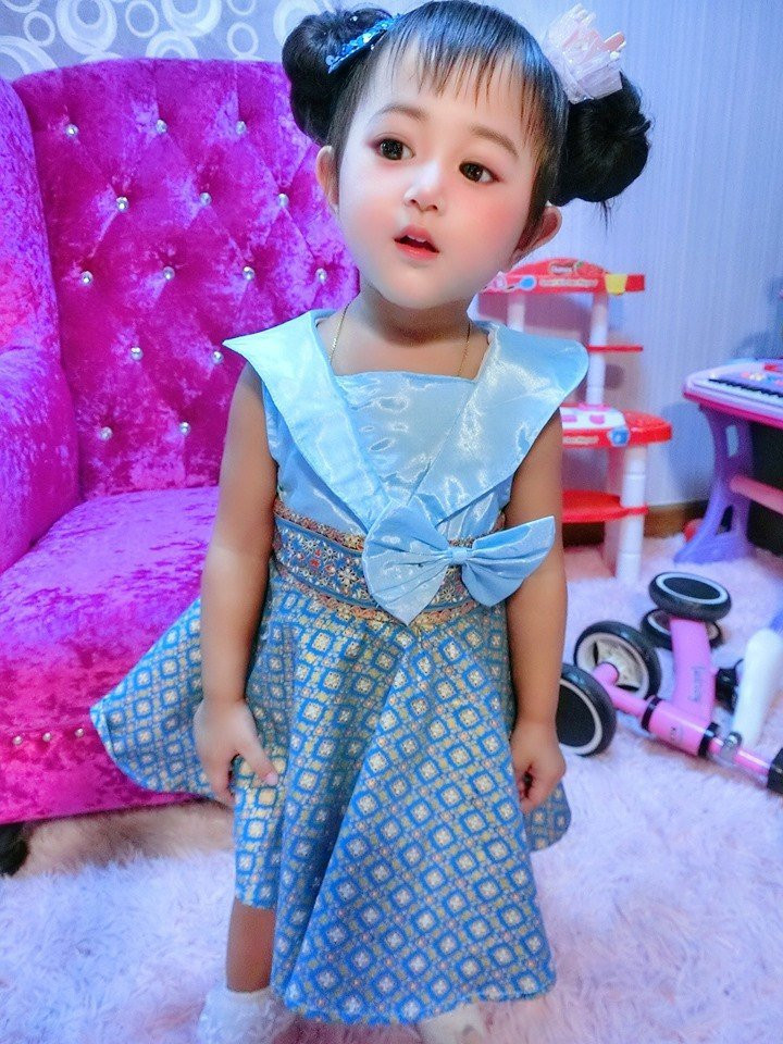 Con gái được khen xinh như búp bê, nhìn sang nhan sắc mẹ mới cực phẩm ảnh 6 con gai duoc khen xinh nhu bup be, nhin sang me moi thay "nga ngua" - 7