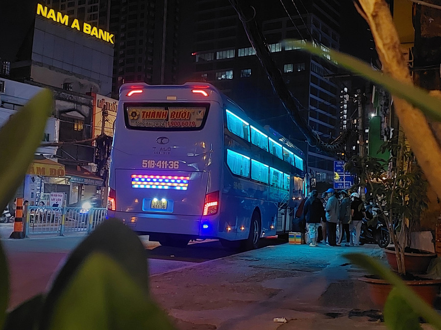 Một xe khách Thành Bưởi dừng đón khách. Một xe khách Thành Bưởi dừng đón khách.